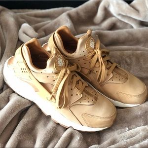 Air Huaraches by Nike